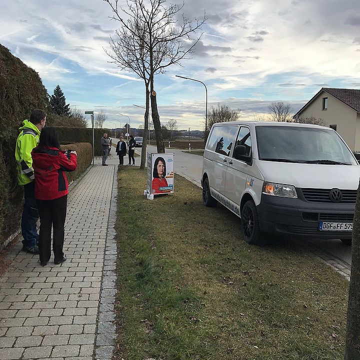 Wir FW beim Aufhängen unserer Plakate, Bild 2