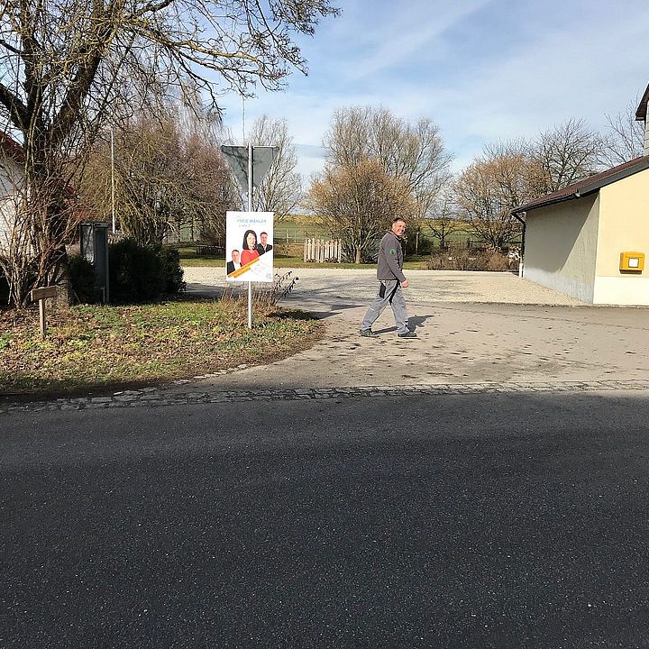Wir FW beim Aufhängen unserer Plakate, Bild 4