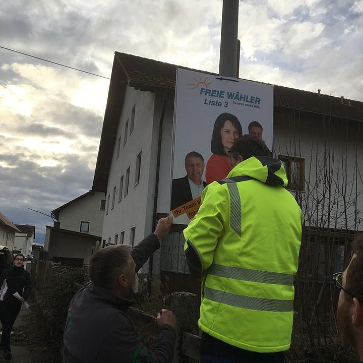 Wir FW beim Aufhängen unserer Plakate, Bild 6