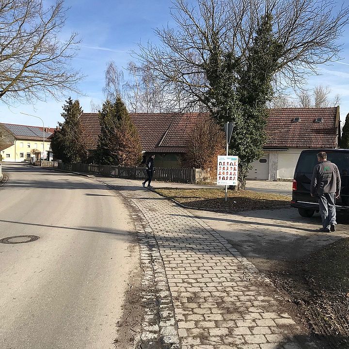Wir FW beim Aufhängen unserer Plakate, Bild 3