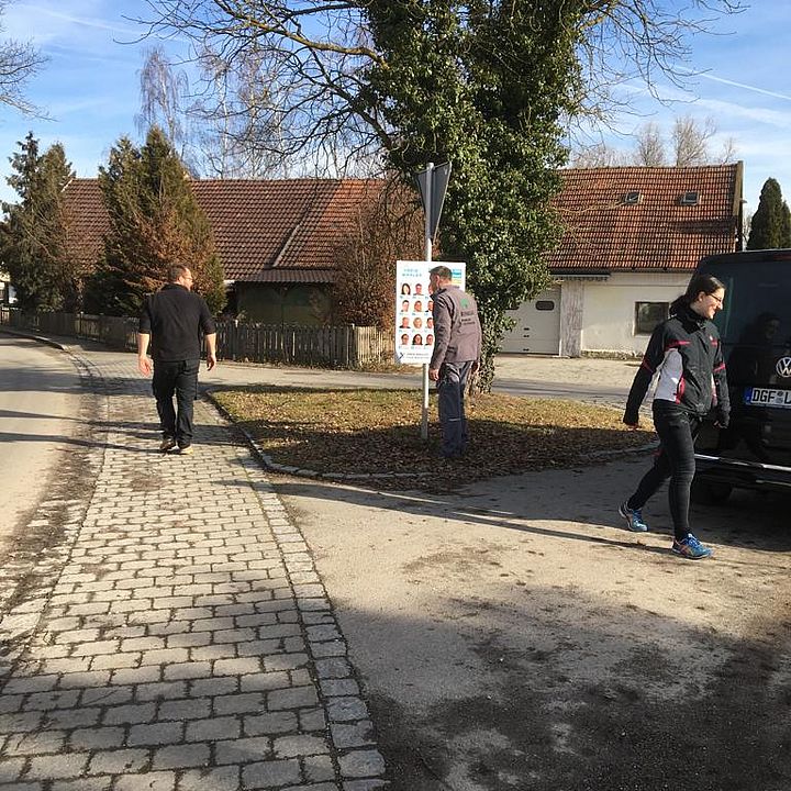 Wir FW beim Aufhängen unserer Plakate, Bild 5