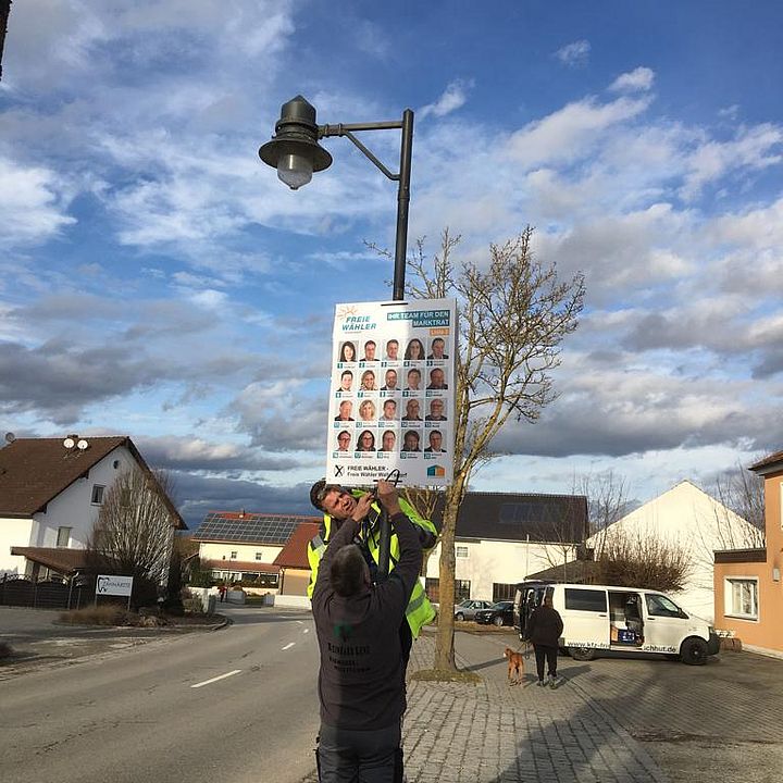 Wir FW beim Aufhängen unserer Plakate, Bild 7